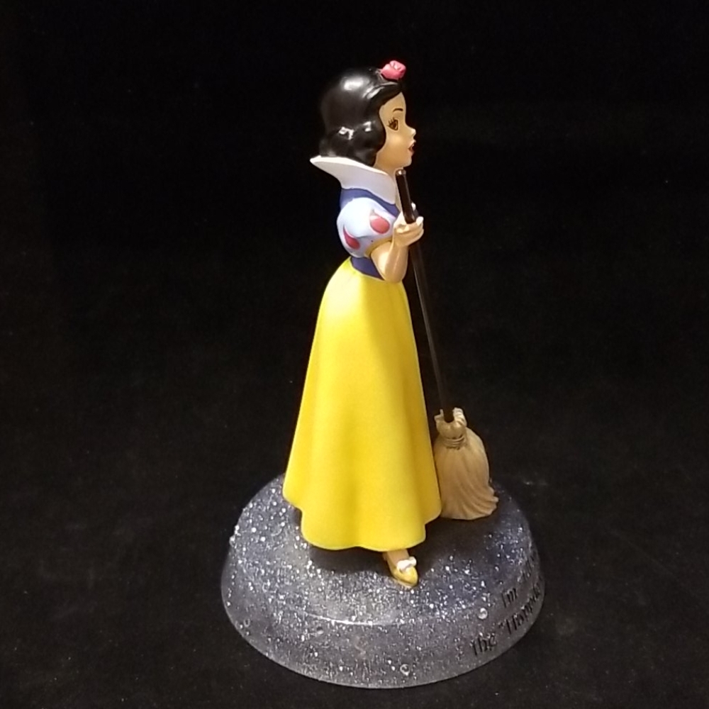 Disney, Snow White statue #17859 - Picture 4 of 15